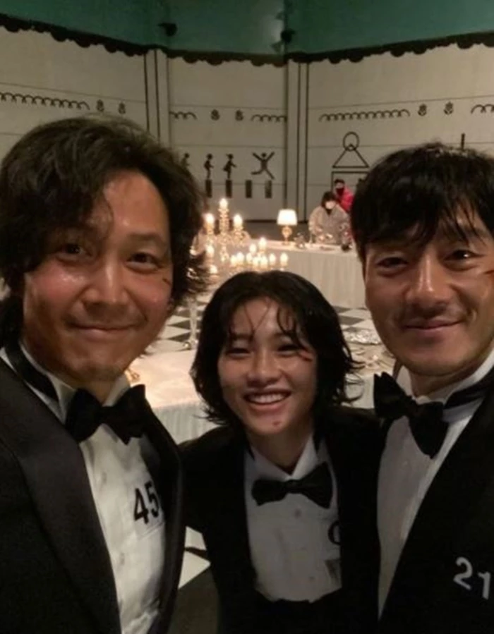 함께 출연한 배우 이정재·박해수와 셀카 찍은 정호연./ 정호연 인스타그램
