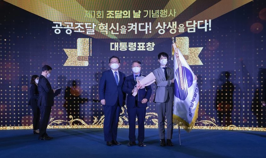 한국남부발전 이승우 사장(가운데)이 ‘2021년 혁신지향 공공조달 유공 정부포상’ 시상식에서 대통령 표창 수상 후 김부겸 국무총리(왼쪽)와 기념촬영을 하고 있다. / 사진제공=남부발전