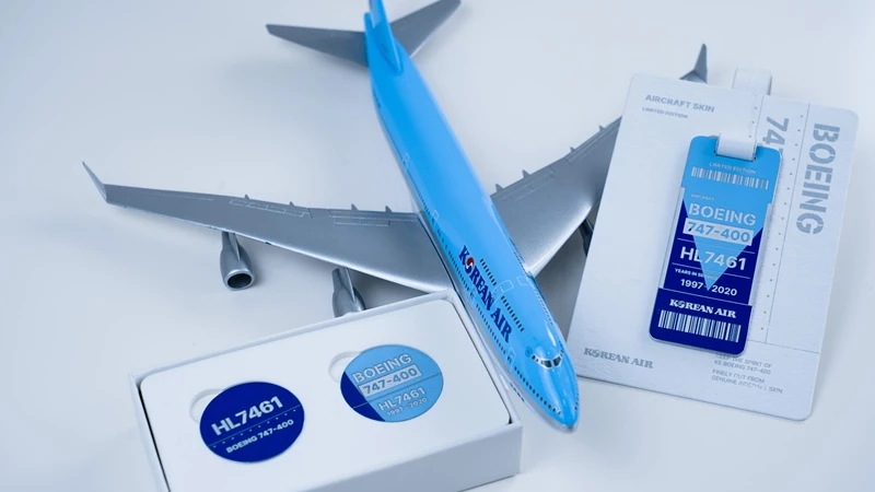 대한항공은 은퇴한 보잉 747-400 항공기를 해체하는 과정에서 나온 자재를 활용해 친환경 마일리지 상품 네임택, 골프 볼마커를 출시했다 / 뉴스1