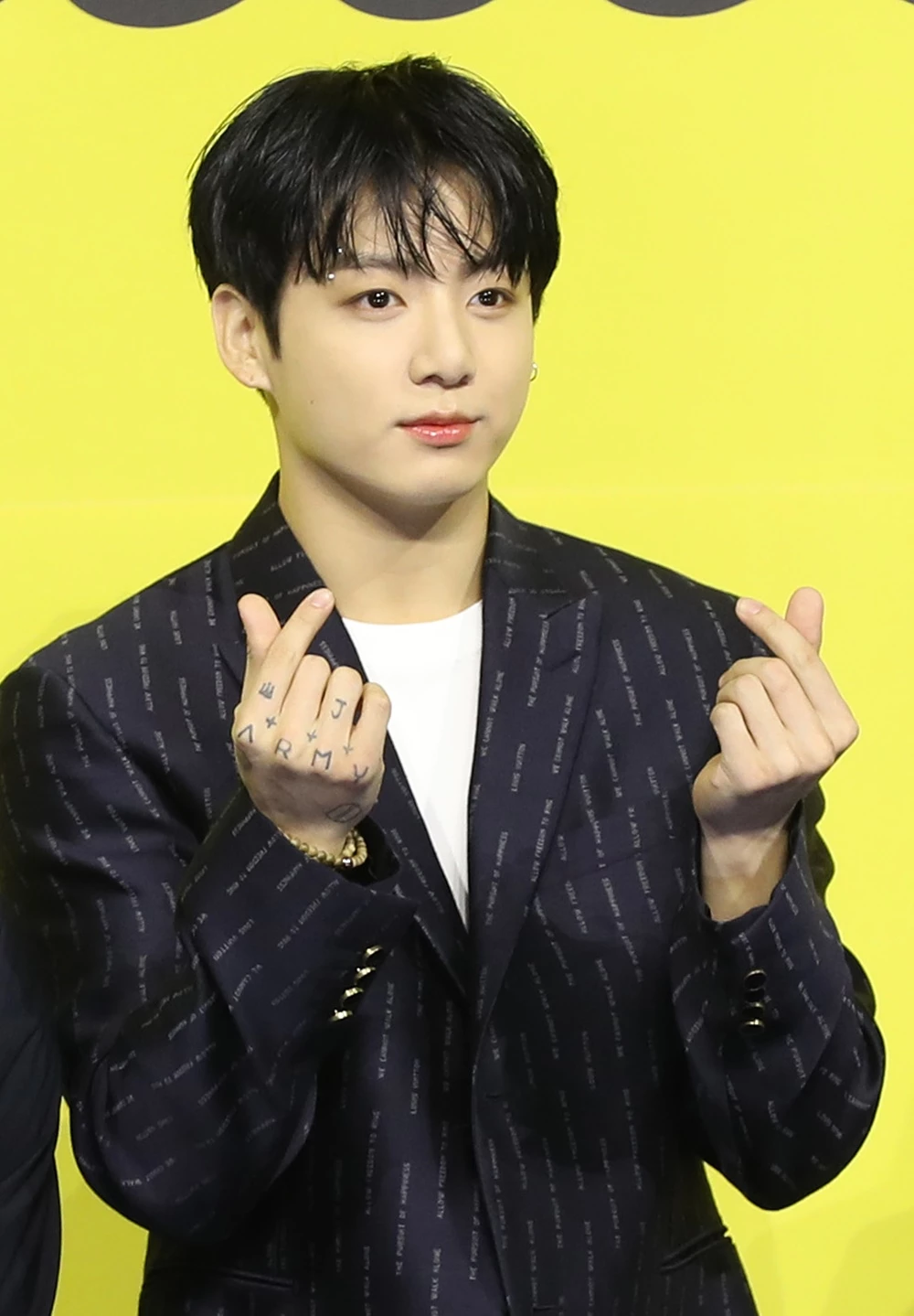 방탄소년단(BTS)의 정국이 공식 석상에서 포즈를 취하고 있다. / 뉴스1