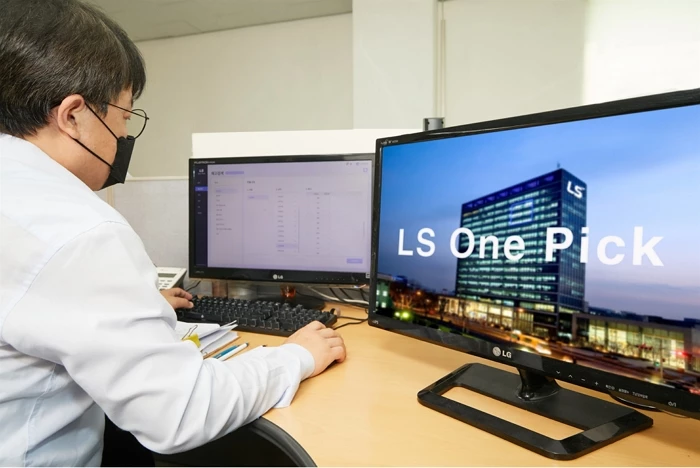 케이블 유통점 직원이 LS 원픽을 통해 사무실에서 재고 상황을 확인하고 있다.