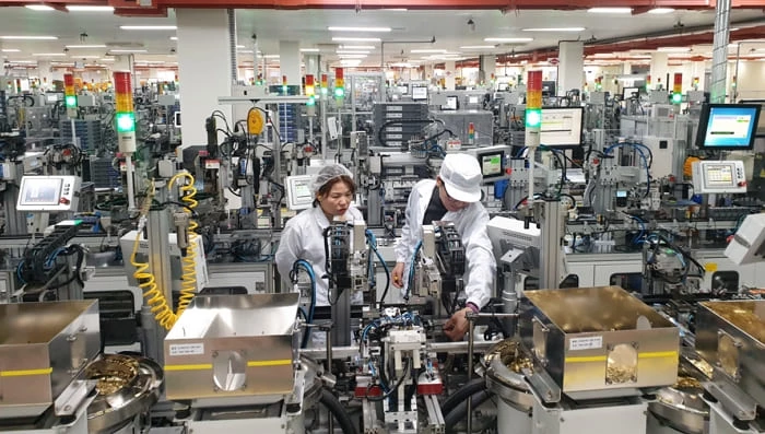 LS일렉트릭 관계자가 청주 스마트공장 생산라인을 점검하고 있는 모습