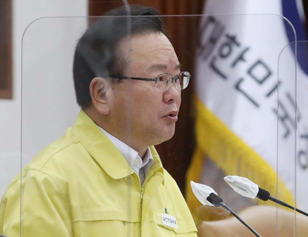 거리두기 연장 소식을 알리는 김부겸 총리. / 이하 뉴스1