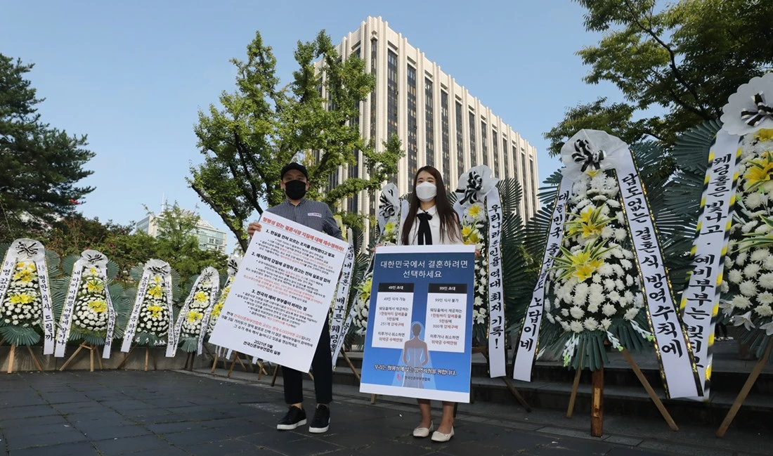 지난달 9일 정부청사 앞에서 결혼식 방역 지침 개선 촉구 시위를 하는 예비부부.