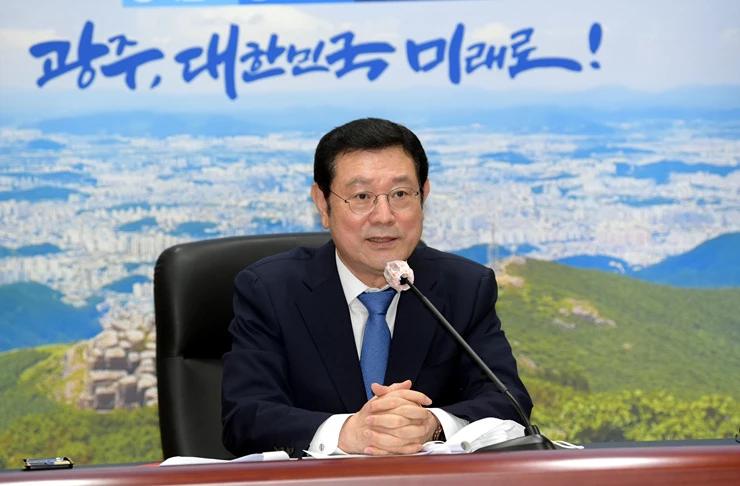 이용섭 광주광역시장이 1일 오후 시청 영상회의실에서 열린 인공지능산업위원회 회의에 참석해 인사말을 하고 있다./광주광역시 제공