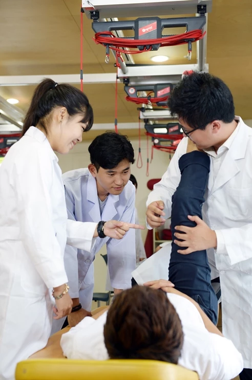 물리치료과 학생들이 실습하고 있는 장면  / 대구보건대
