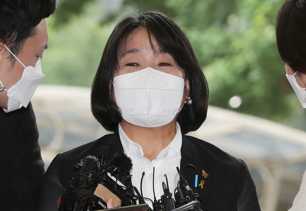 후원금 유용 혐의로 기소된 윤미향 의원이 2차 공판에 출석하고 있다. / 이하 연합뉴스