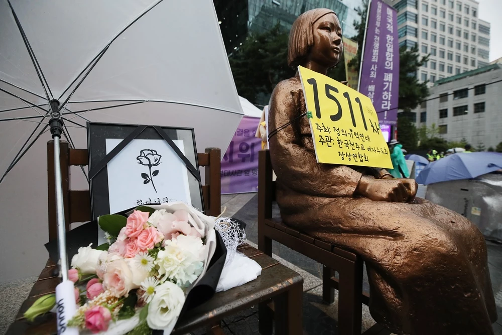 서울 종로구 옛 일본대사관 앞 평화의 소녀상에 일본군 위안부 피해자 할머니를 추모하는 꽃다발이 놓여 있다.