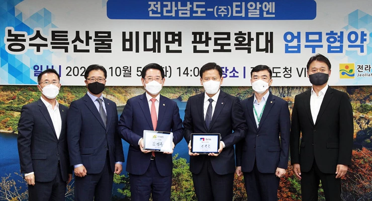 김영록 전라남도지사가 5일 오후 도청 접견실에서 ㈜티알엔 민택근 대표와 전남산 농수특산물 판로확대를 위한 업무협약을 체결했다.    / 전남도