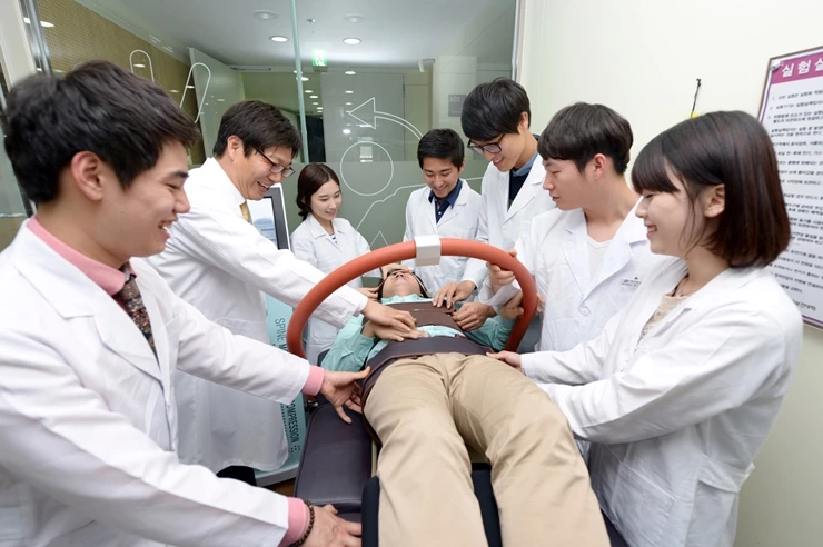 실습 중인 물리치료과 학생들