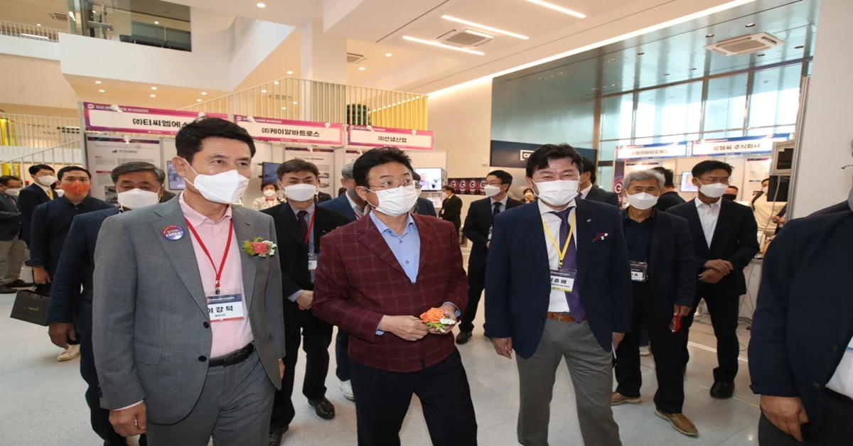 이강덕 포항시장이 이철우 경북도지사와 함께 기업체 부스를 둘러보고 있다. / 포항시 제공