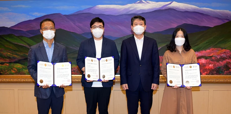 조인철 광주광역시 문화경제부시장이 7일 오전 비즈니스룸에서 제5기 예비(PRE)-명품강소기업으로 추가 선정된 3개 기업에 지정서를 수여한 후 기념촬영을 하고 있다. (사진 왼쪽부터 ㈜뷰닉스 차두환 기술이사, 선일텔레콤(주) 구본석 부대표, 조인철 문화경제부시장, 리바랩 김지민 관리팀장) /광주광역시 제공