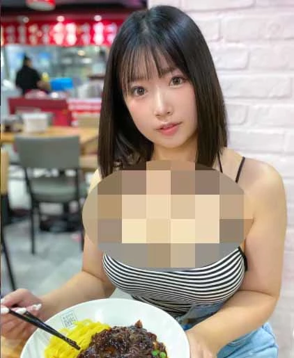 유토리가 3주 전 인스타그램에 올린 사진. 한국식 짜장면을 먹고 있다.