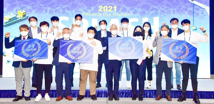 지난 6일 여수 히든베이호텔에서 개최된 제3회 창업 아이디어 발굴 해커톤 최종 경진대회에서 수상한 팀들이 차민식 사장(앞줄 가운데)과 기념사진을 촬영하고 있다.