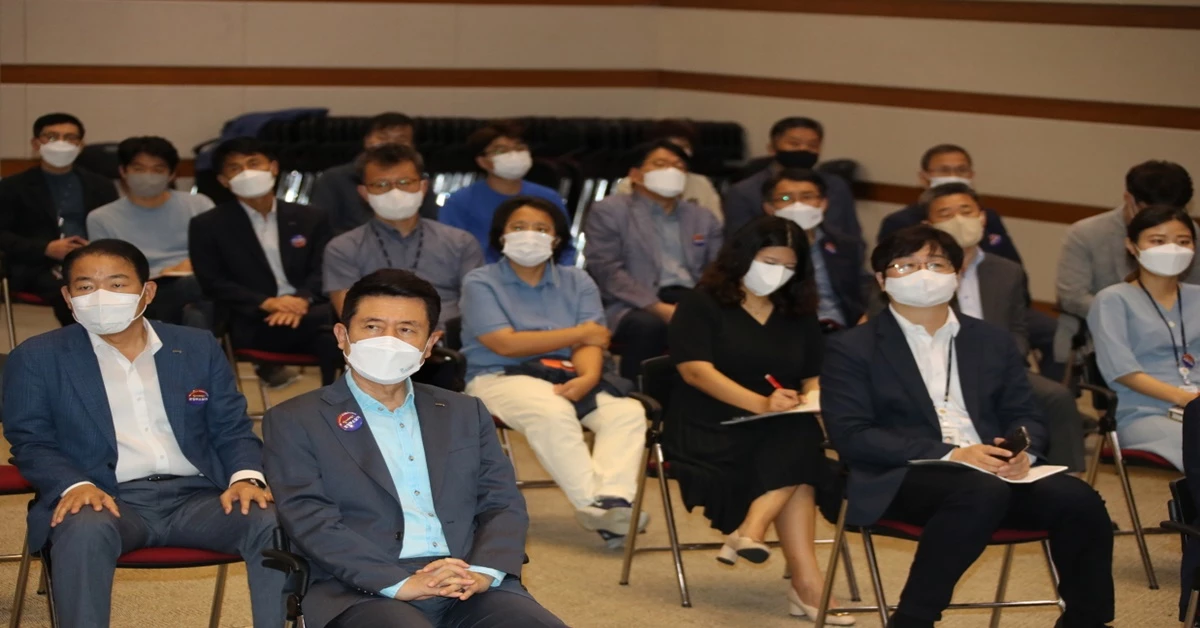 경북 포항시가 본투글로벌센터 김종갑 센터장를 초청해 특강을 실시했다. / 포항시 제공