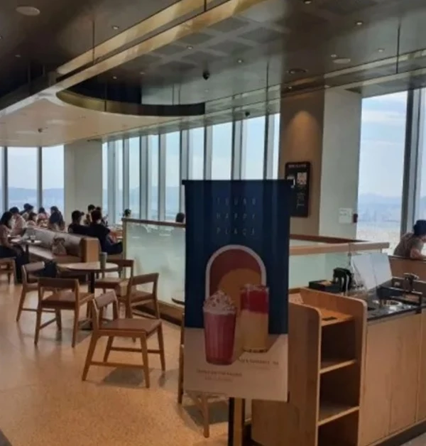 스타벅스 대전 엑스포스카이점 내부 모습.