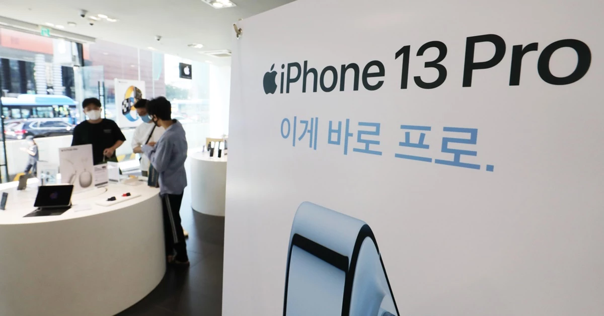 지난 1일 오후 서울 강남구 프리스비 강남스퀘어점에 아이폰13 시리즈 예약판매를 알리는 안내문이 붙어 있다. /뉴스1