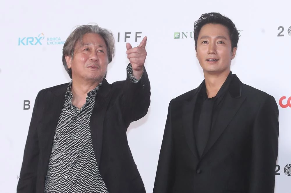 '제26회 부산국제영화제' 개막식에서 함께한 최민식(왼쪽)과 박해일 / 뉴스1