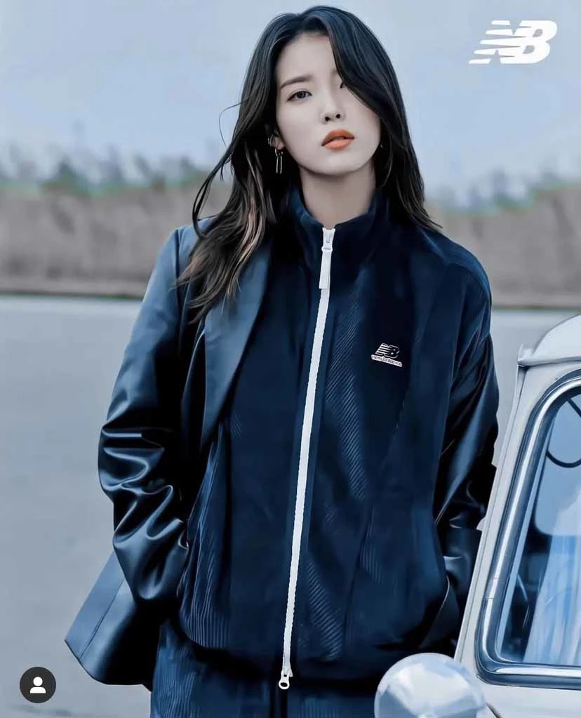 뉴발란스의 코듀로이 트랙셋업을 입은 아이유 / 뉴발란스 제공
