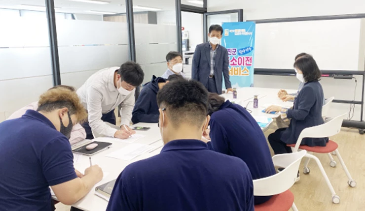 강진군은 전입신고가 어려운 직장인들을 직접 찾아가는‘찾아가는 주소이전 서비스’를 추진하고 있다.