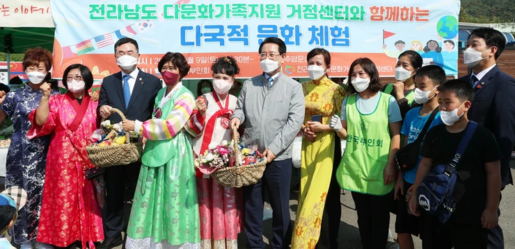 김영록 전라남도지사와 소병철 국회의원이 9일 오전 순천시 주암면 문성마을 축제장을 방문, 다문화가족들과 기념촬영을 하고 있다.    / 전남도