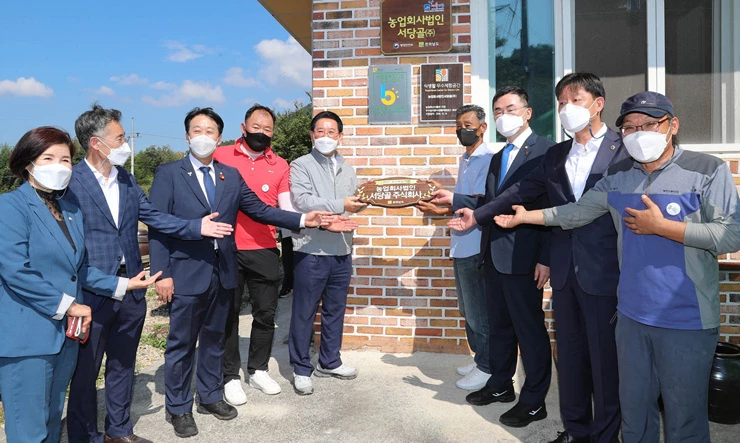 김영록 전라남도지사와 소병철 국회의원이 9일 오전 순천시 주암면 문성마을을 방문, 이덕성 마을기업 대표에게 우수마을기업 현판을 전달하고 있다.