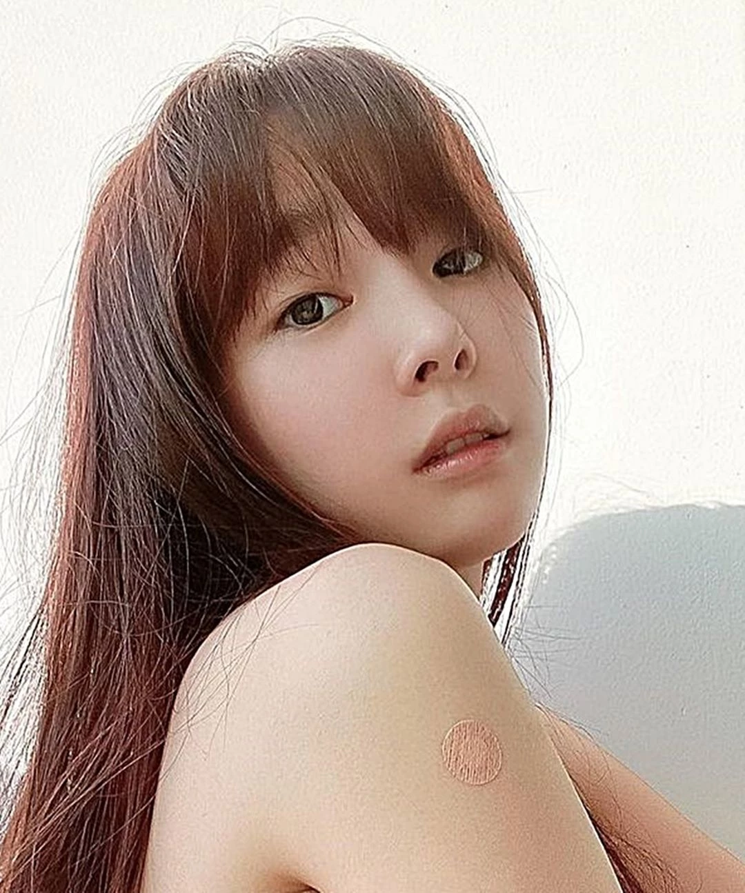 사진을 확대했다. 오른쪽 팔에 코로나19 백신 접종 자국이 있다