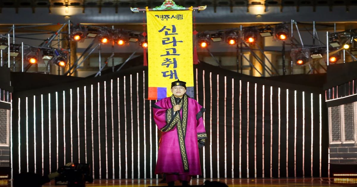 신라고취대 무대에서 주낙영 경주시장이 인사말을 하고 있다/경주시