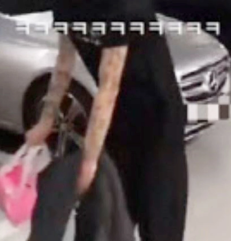 해당 사진을 확대했다