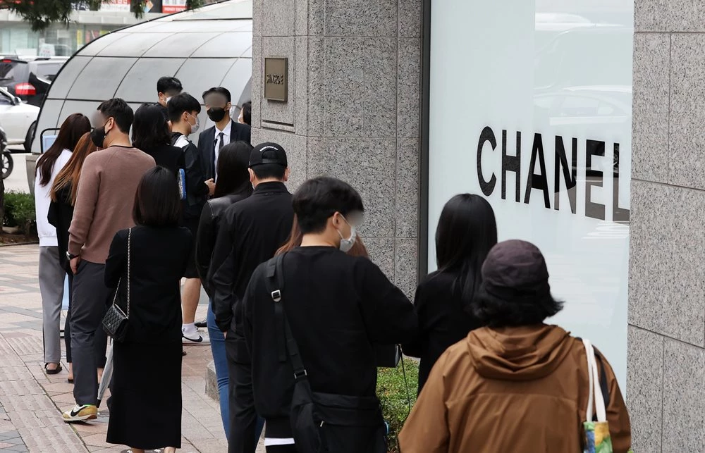 11일 오전 서울 중구 신세계백화점 본점에서 시민들이 입장을 하기 위해 줄 서 있다. / 뉴스1