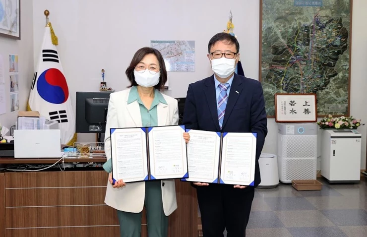 (왼쪽부터) 은수미 성남시장과 정윤모 기술보증기금 이사장이 협약식 후 기념 촬영을 하고 있다. / 사진제공=기보