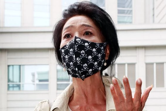 해골 마스크를 착용한 김부선. / 연합뉴스