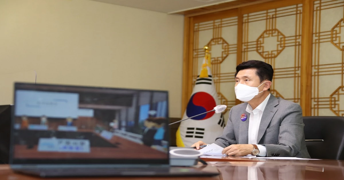 경북 포항시 이강덕 시장이 전국대도시시장협의회 비대면 회의에 참석하고 있다. / 포항시 제공