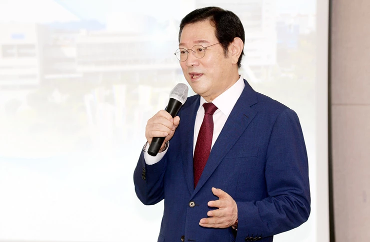 이용섭 광주광역시장이 13일 오전 광주노인회관에서 '인생도 역사도 만남이다'라는 주제로 노인지도자대학 특강을 하고 있다. /광주광역시 제공