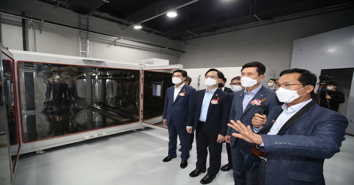 경북 포항시 이강덕 시장을 비롯한 준공식 참여 인사들이 이차전지 종합관리센터 현장관계자로부터 시설과 관련 설명을 듣고 있다. / 포항시 제공