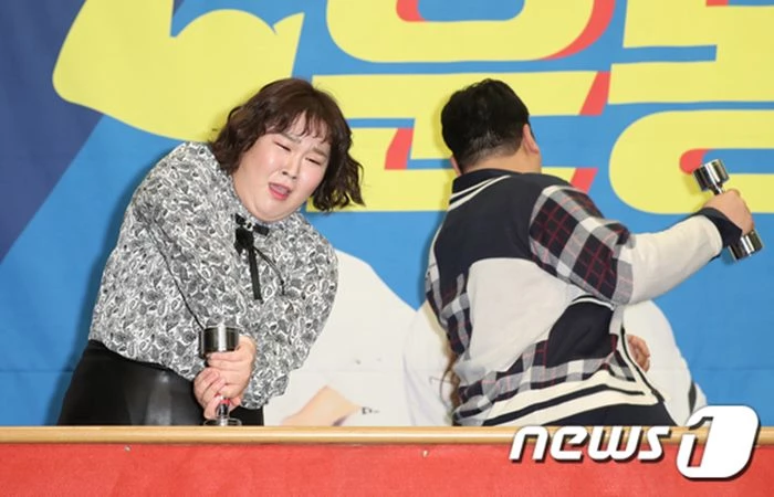 '맛있는 녀석들' 5주년 기자간담회에서 '오늘부터 운동뚱' 벌칙에 당첨된 김민경 / 뉴스1