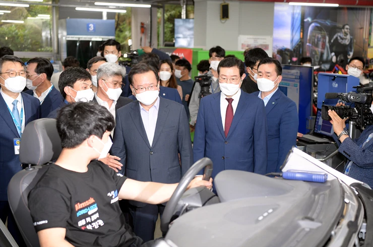 이용섭 광주광역시장이 13일 오후 김부겸 국무총리와 함께 호남대학교 미래자동차 상상공작소를 방문해 전기자동차·자율주행차 실험실습을 참관하고 있다./광주광역시 제공