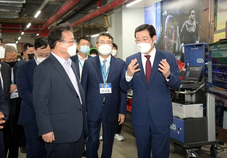 이용섭 광주광역시장이 13일 오후 김부겸 국무총리와 함께 호남대학교 미래자동차 상상공작소를 방문해 전기자동차·자율주행차 실험실습을 참관하고 있다./광주광역시 제공