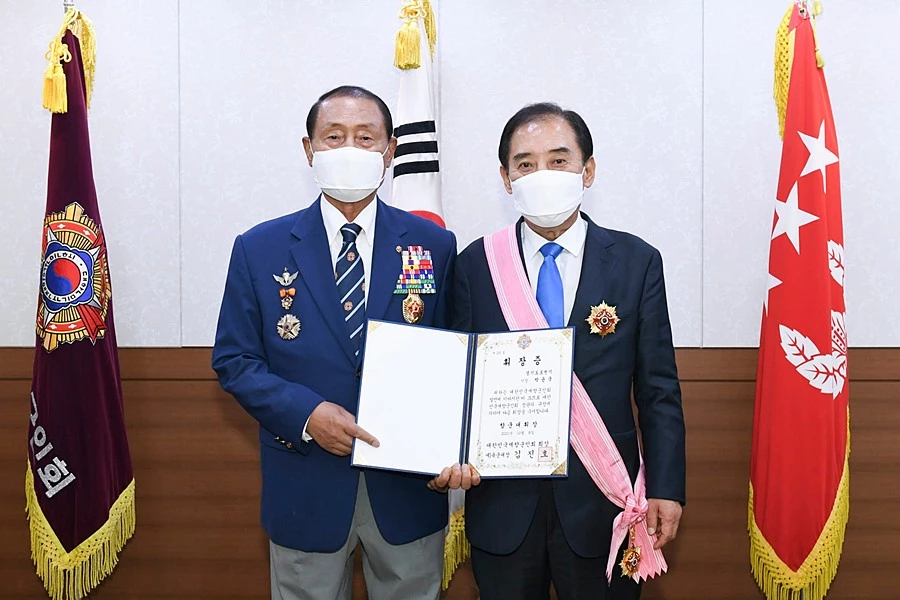 박윤국 포천시장(오른쪽) / 이하 박윤국 포천시장 페이스북