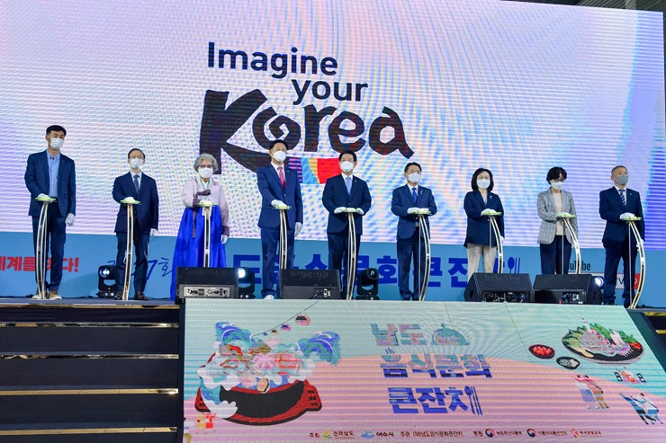 15일 ‘제27회 남도음식문화큰잔치’ 개막식에서 김영록 전라남도지사와 권오봉 여수시장 등 주요 인사들이 ‘국제행사 비전선포식’을 통해 남도음식의 유서 깊은 역사를 잇고 남도음식을 세계에 알려 국가브랜드로 구축하자는 비전을 힘차게 선포했다.