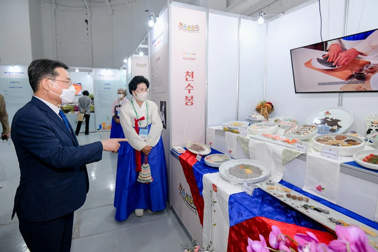 15일 ‘제27회 남도음식문화큰잔치’ 개막식에서 참석한 권오봉 여수시장이 전시관을 관람하고 있다.