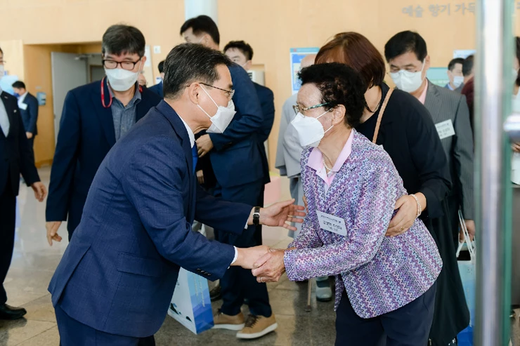 여수시는 2021 여수시민의 날 기념식을 지난 15일 여수문화홀에서 코로나19 지역 감염 예방을 위해 지역 각계각층을 대표하는 시민 등 99명이 참석한 가운데 작지만 의미있게 개최했다.