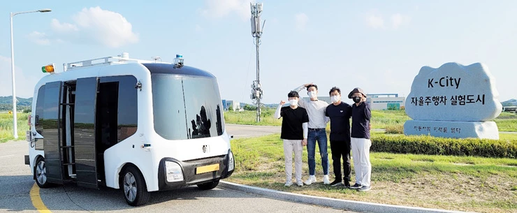 왼쪽부터 정진섭, 이환홍 학생(기계시스템미래자동차공학부 4학년), 강용문 책임연구원(조인트리), 성우석 교수(스마트이동체융합시스템공학부)