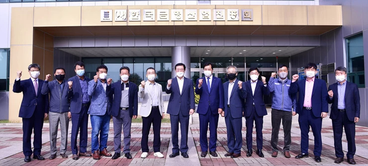 이용섭 광주광역시장이 20일 오전 광산구 평동산단 한국금형산업진흥회에서 박화석 한국금형산업진흥회장 및 금형기업 대표들과 간담회를 갖고 지역 금형기업의 애로사항을 청취한 뒤 기념촬영을 하고 있다./광주광역시 제공