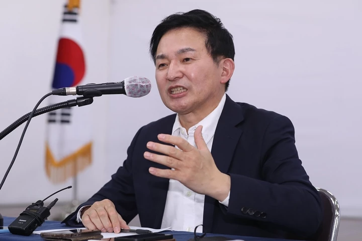 국민의힘 대선 경선 후보인 원희룡 전 제주지사가 20일 오전 대구 수성구 국민의힘 대구시당 강당에서 열린 대구·경북 기자간담회에 참석해 취재진의 질문에 답하고 있다. /뉴스1