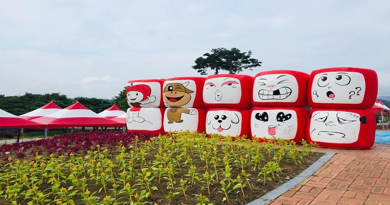 곤포사일리지에 만화캐릭터, 풍경 등의 그림을 곤포에 그린 작품 / 장수군