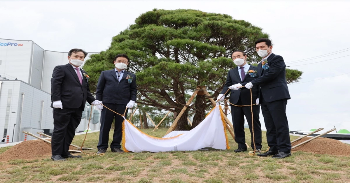 왼쪽부터 이동채     ㈜에코프로 회장, 이철우 경북도지사, 전영현 삼성SDI 대표이사, 이강덕 포항시장이 기념식수를 하고 있다. / 포항시 제공