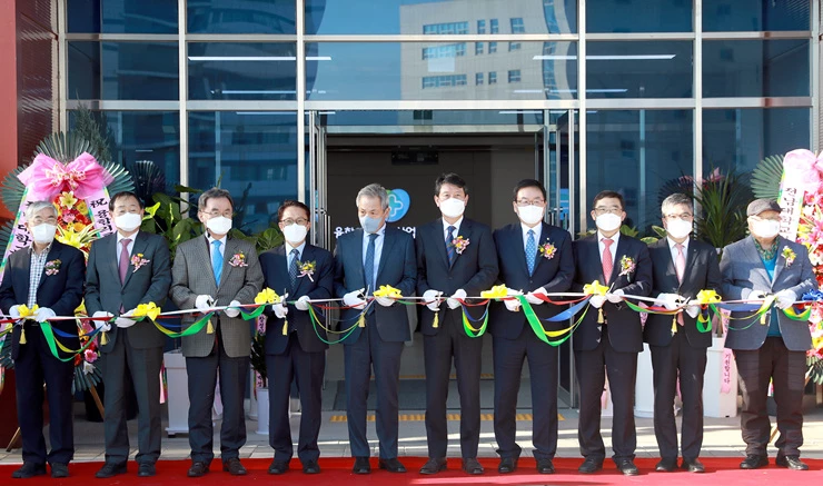 조인철 광주광역시 문화경제부시장이 21일 오후 북구 광주테크노파크 2단지에서 열린 ‘정형외과용 융합의료기기산업지원센터 개소식’에 참석해 주요내빈과 테이프 커팅을 하고 있다./광주광역시 제공