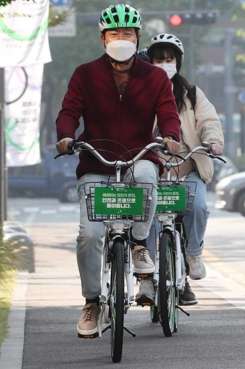 오세훈 서울시장이 22일 서울시 중구 도시건축전시관 앞 공공자전거 '따릉이' 운영 현장을 방문해 따릉이를 타고 있다. / 뉴스1