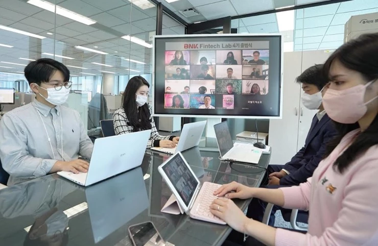 BNK부산은행이 22일(금), ‘BNK핀테크랩’ 4기를 최종 선발하고 화상 회의 프로그램인 ‘Zoom’을 통해 비대면 출범식을 개최했다고 밝혔다. / 사진제공=부산은행